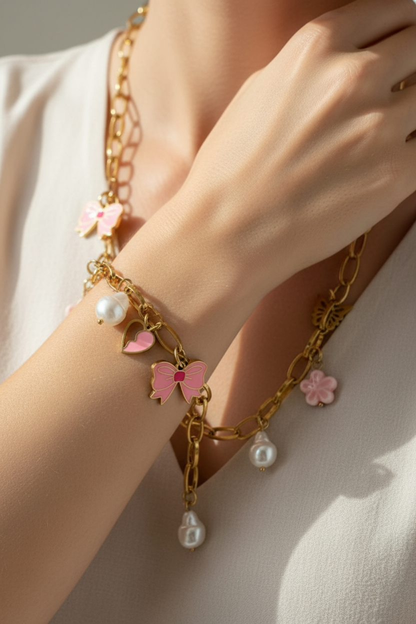 Bracelet au poignet & collier au cou