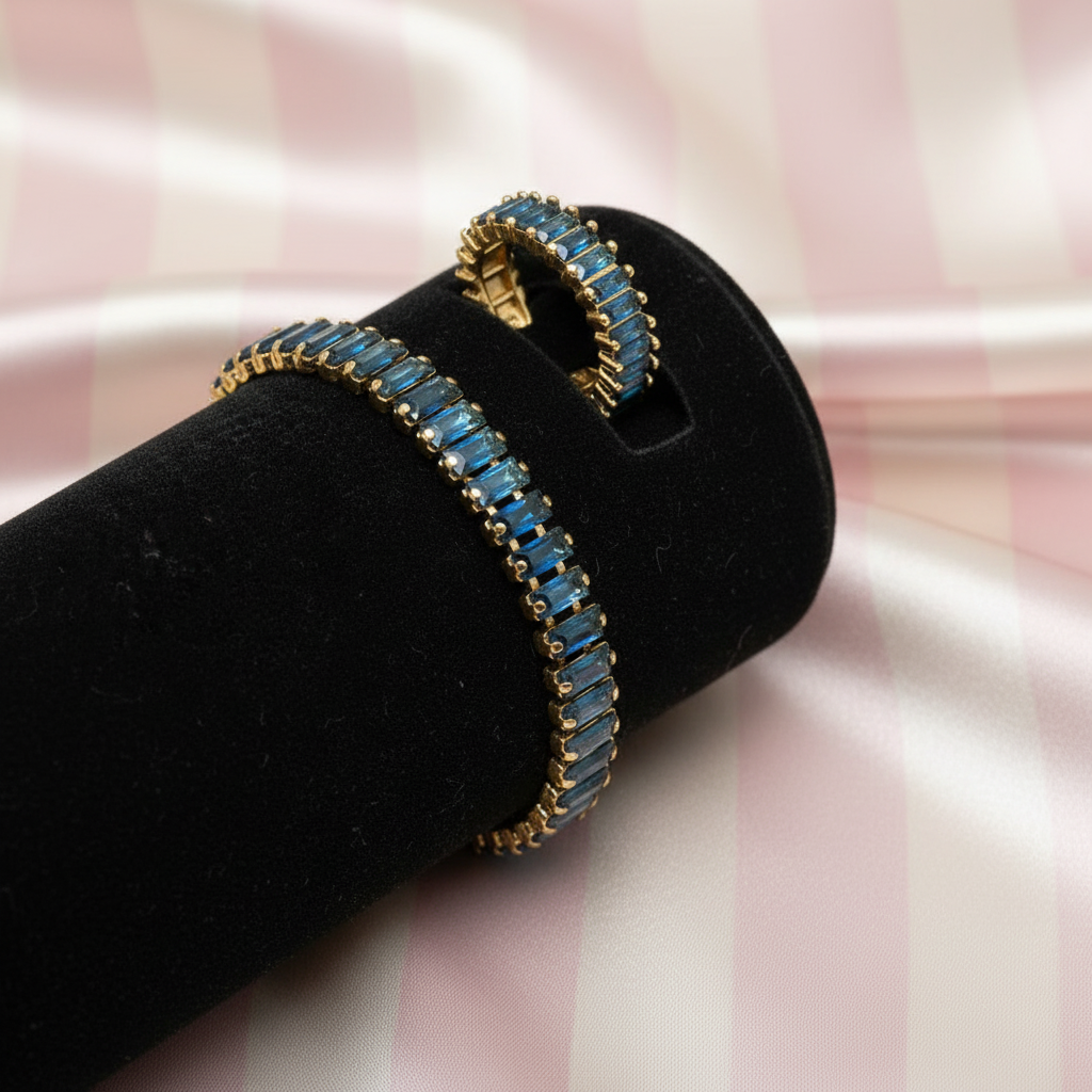 Bracelet & bague cristaux bleus sur rouleau — fond rayures rose poudrée & crème satinée