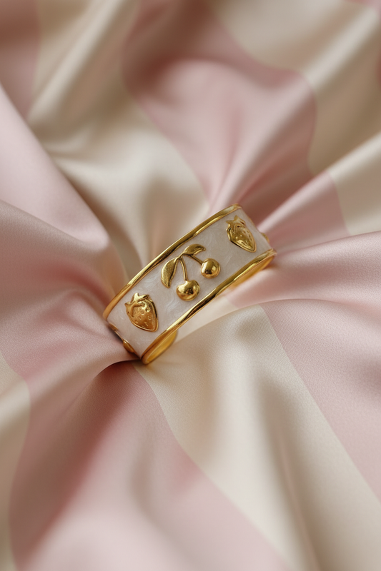 Bracelet blanc doré fond satin rayures rose crème