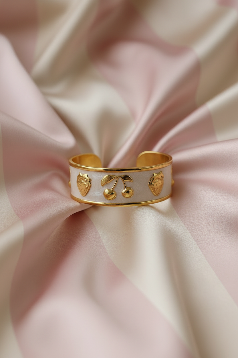 Bracelet blanc doré vue de face fond satin rose crème