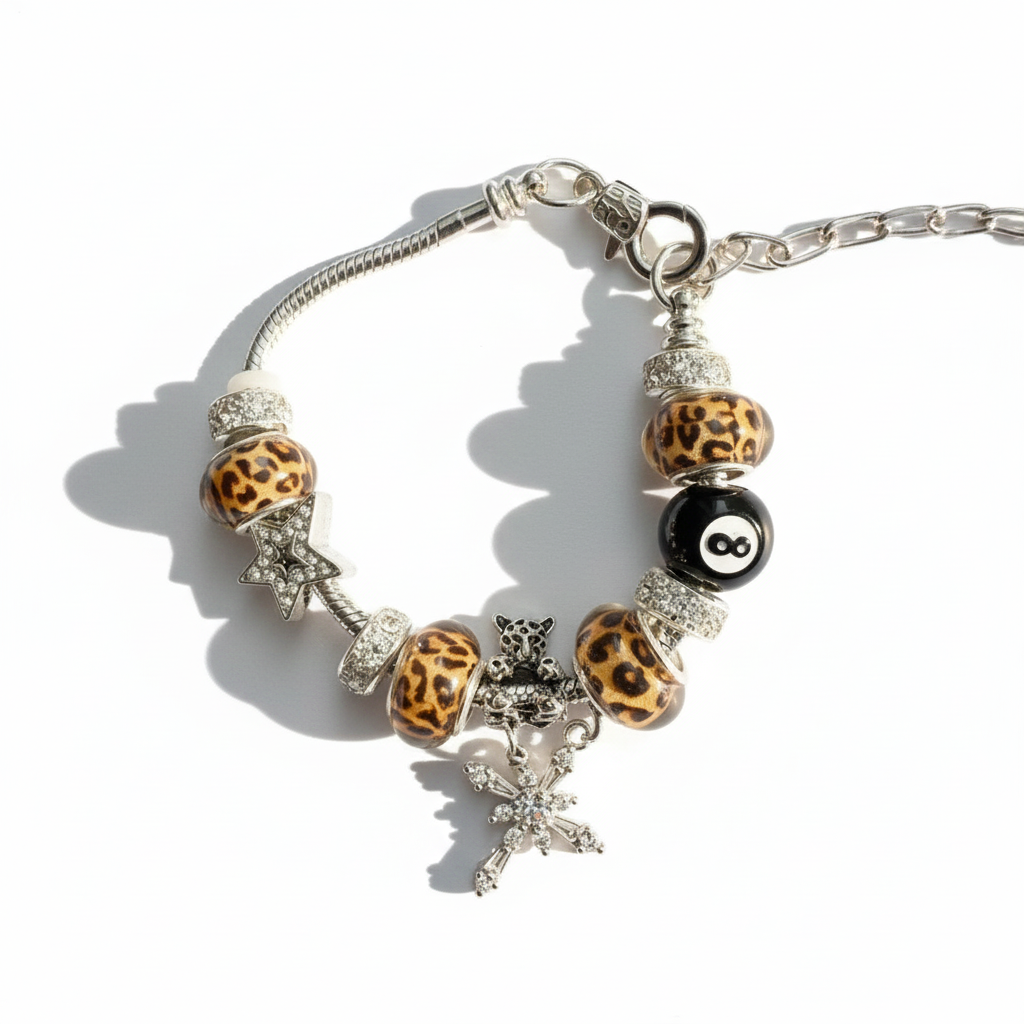 Bracelet breloque Léo fond blanc - vue 1