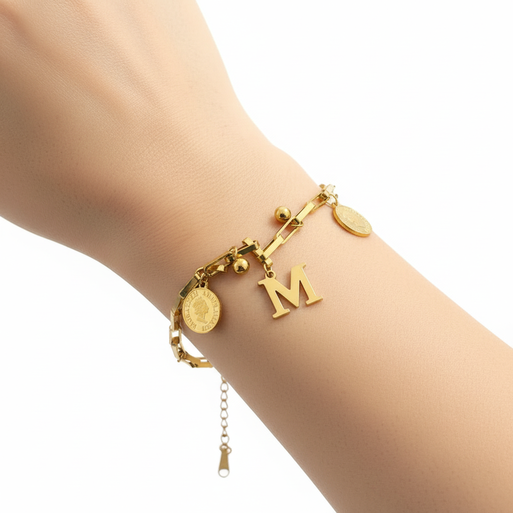 Bracelet breloque M - Détail sur poignet
