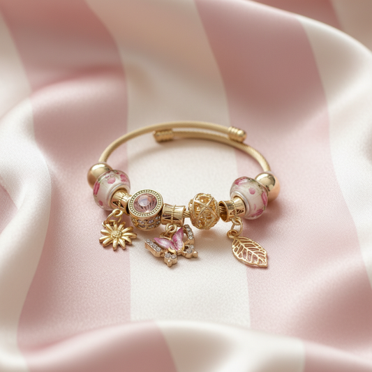 Bracelet breloques sur fond rose poudré rayé crème satiné