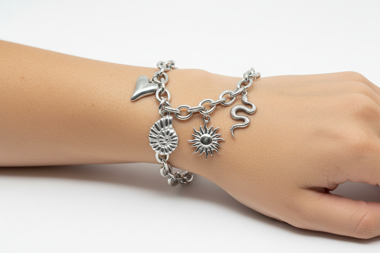 Bracelet céleste sur poignet vue 1