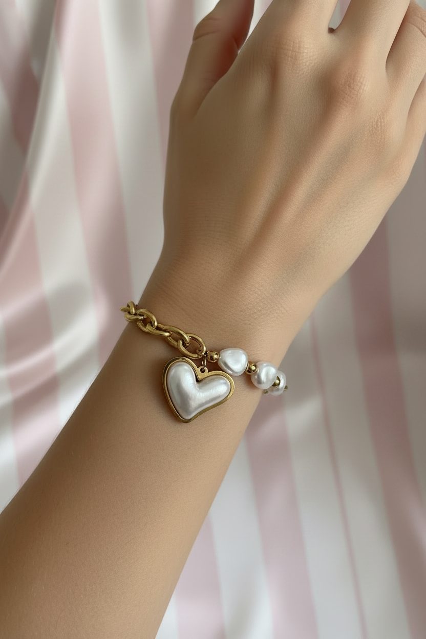 Bracelet Cœur Nacré au poignet — fond rayures rose poudrée & crème satinée