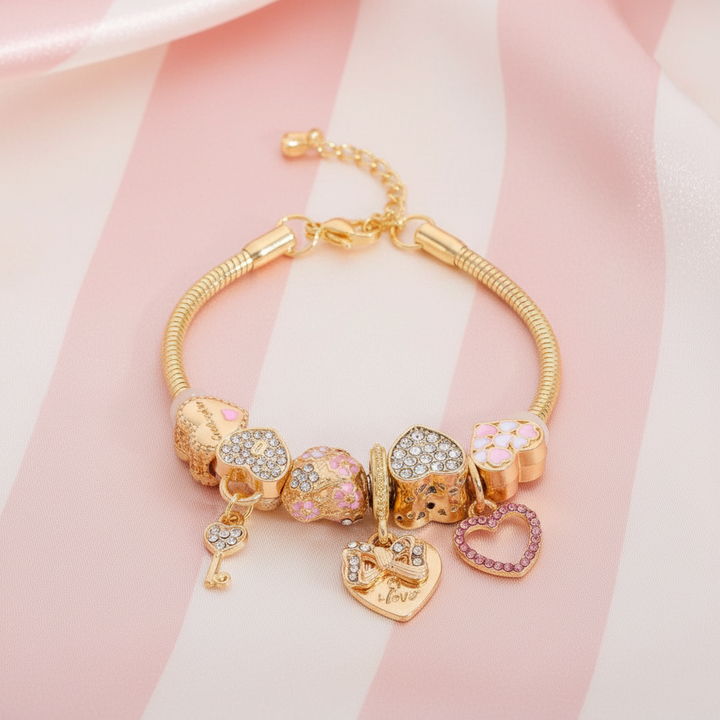 Bracelet cœurs dorés sur fond rose poudré rayé crème satiné