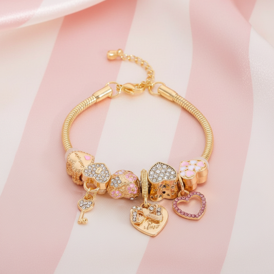 Bracelet cœurs dorés sur fond rose poudré rayé crème satiné