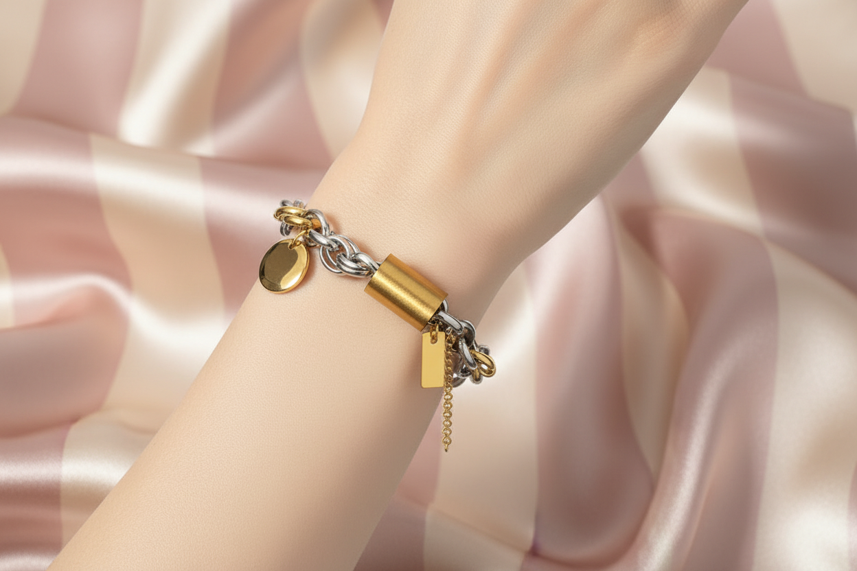 Bracelet cadenas bicolore au poignet - fond satiné