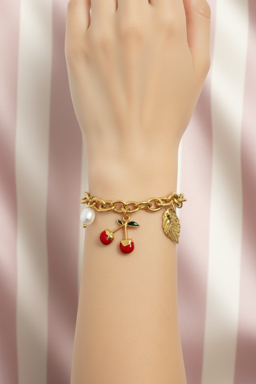 Bracelet cerise porté – fond rayé satiné