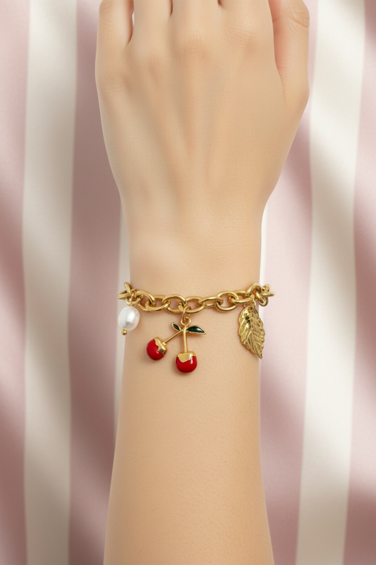 Bracelet cerise porté – fond rayé satiné