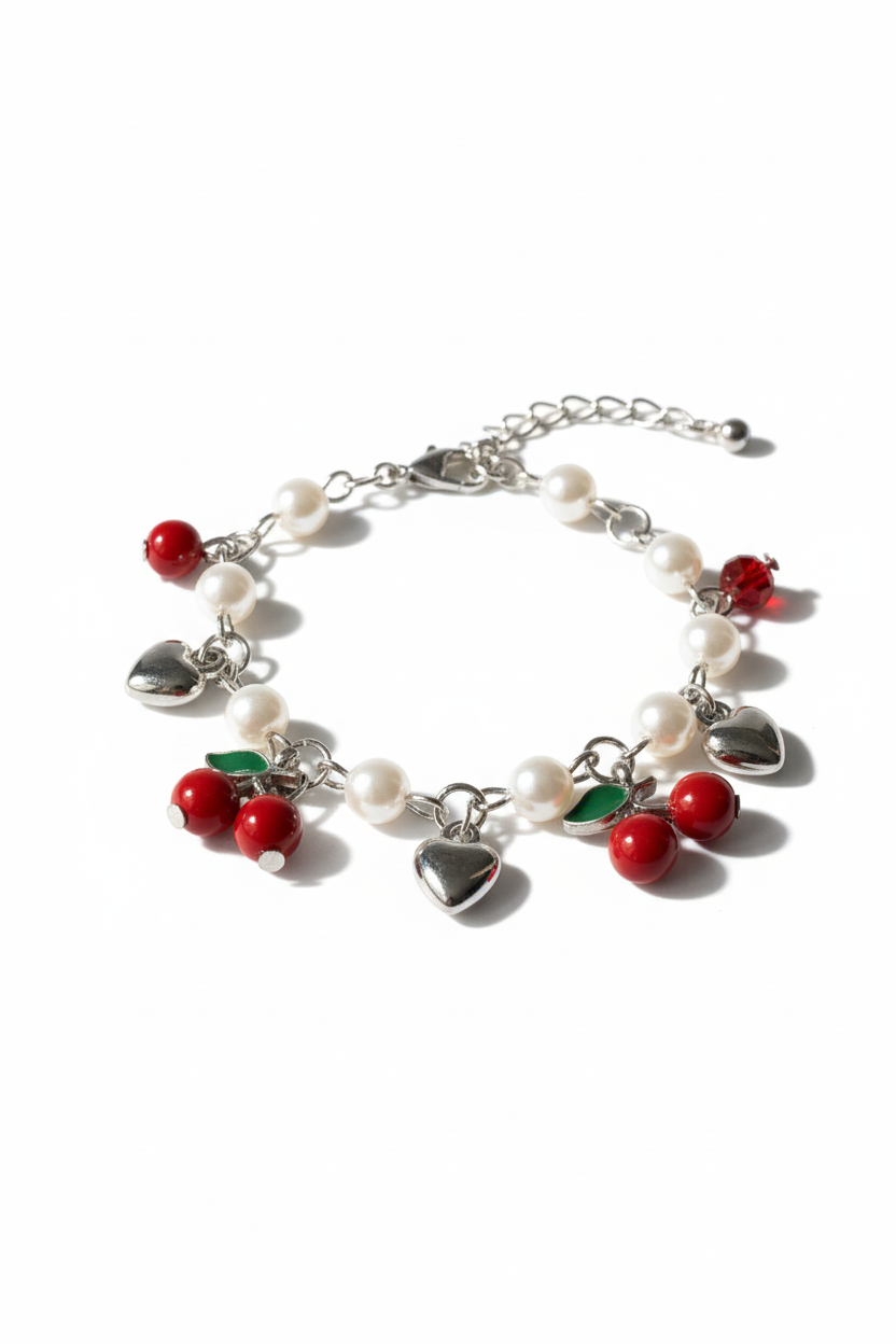 Bracelet cerises perles cœurs détail fond blanc