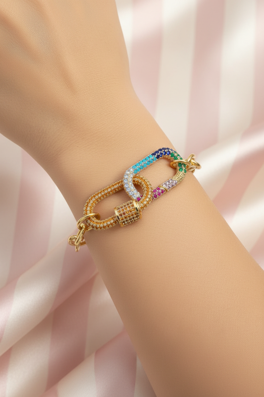 Bracelet chaîne multicolore au poignet — fond rayures rose poudrée & crème satinée