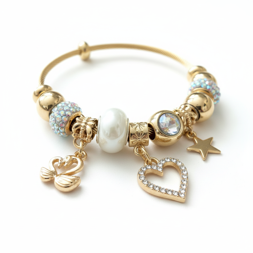 Bracelet charms Cygne d'or détail cygne et cœur sur fond blanc