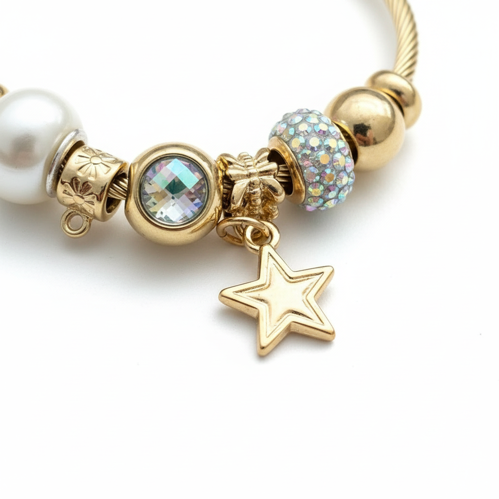 Bracelet charms Cygne d'or détail étoile sur fond blanc