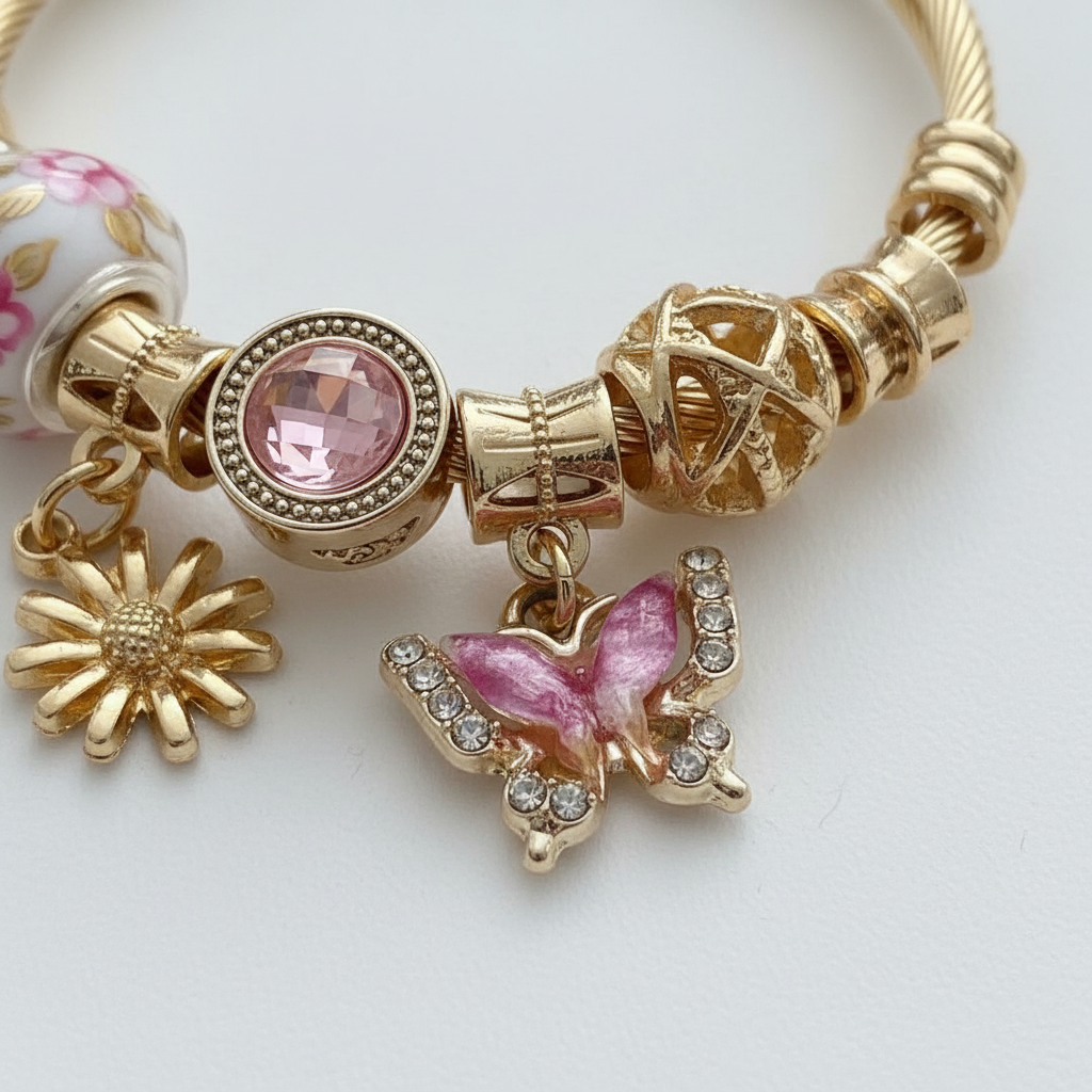 Bracelet charms et perles florales détail papillon sur fond blanc