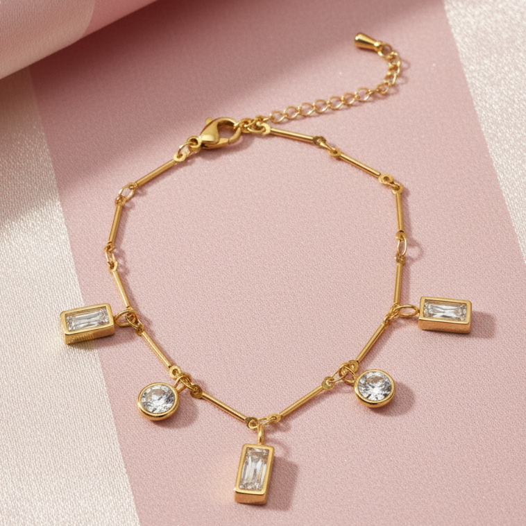 Bracelet charms or flat lay - fond rose poudre rayures crème