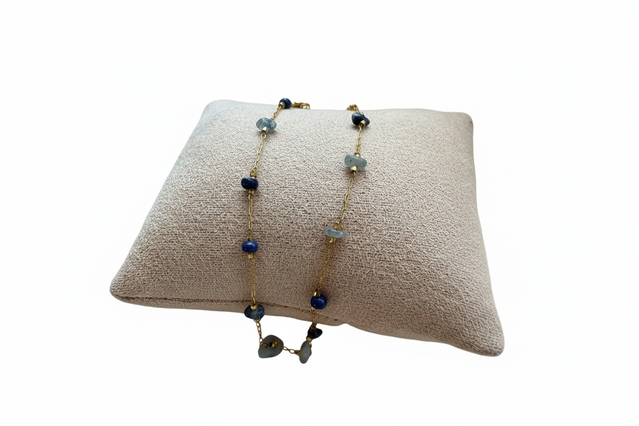 Bracelet cristal bleu et gris fond blanc