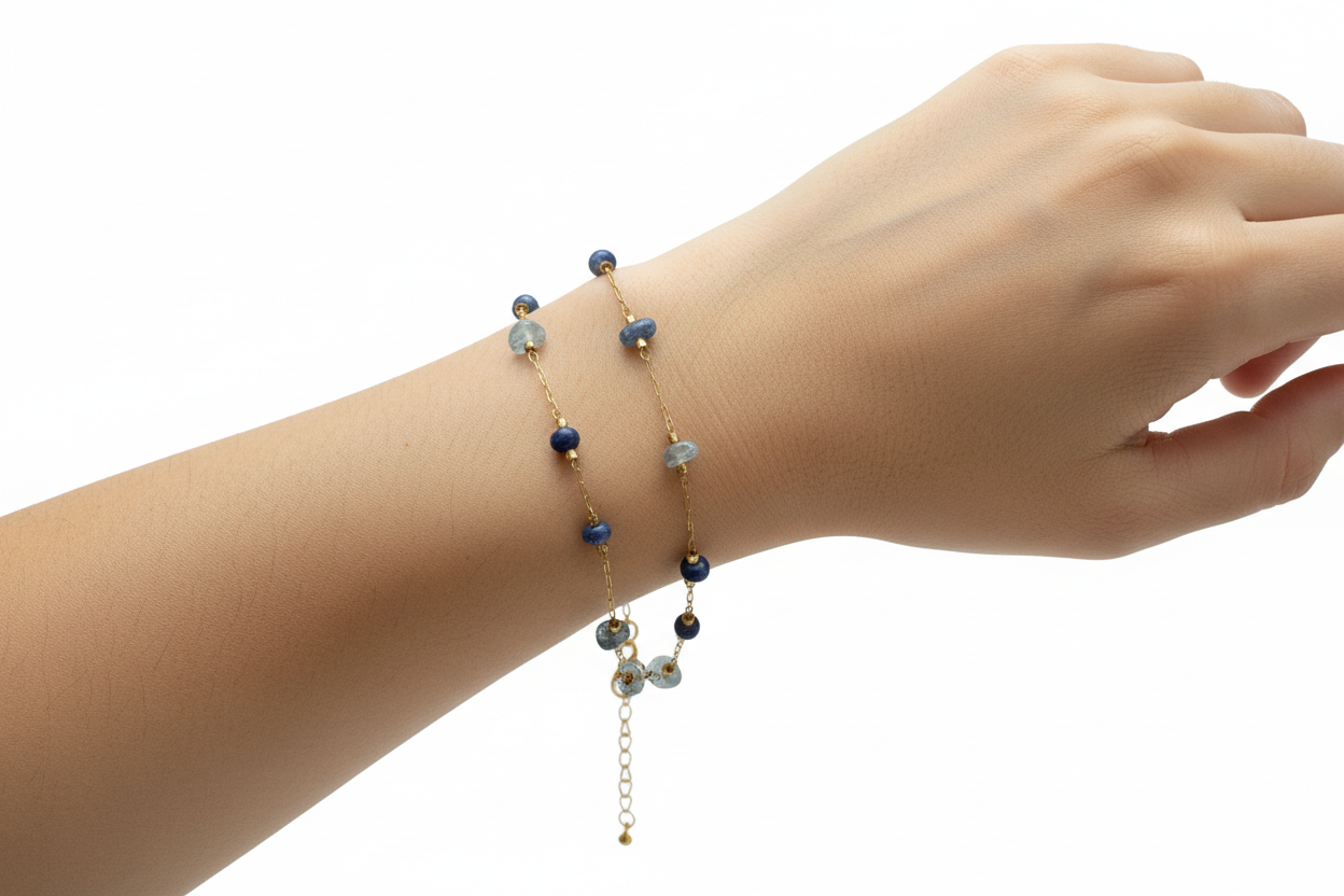 Bracelet cristal bleu et gris sur poignet vue 1