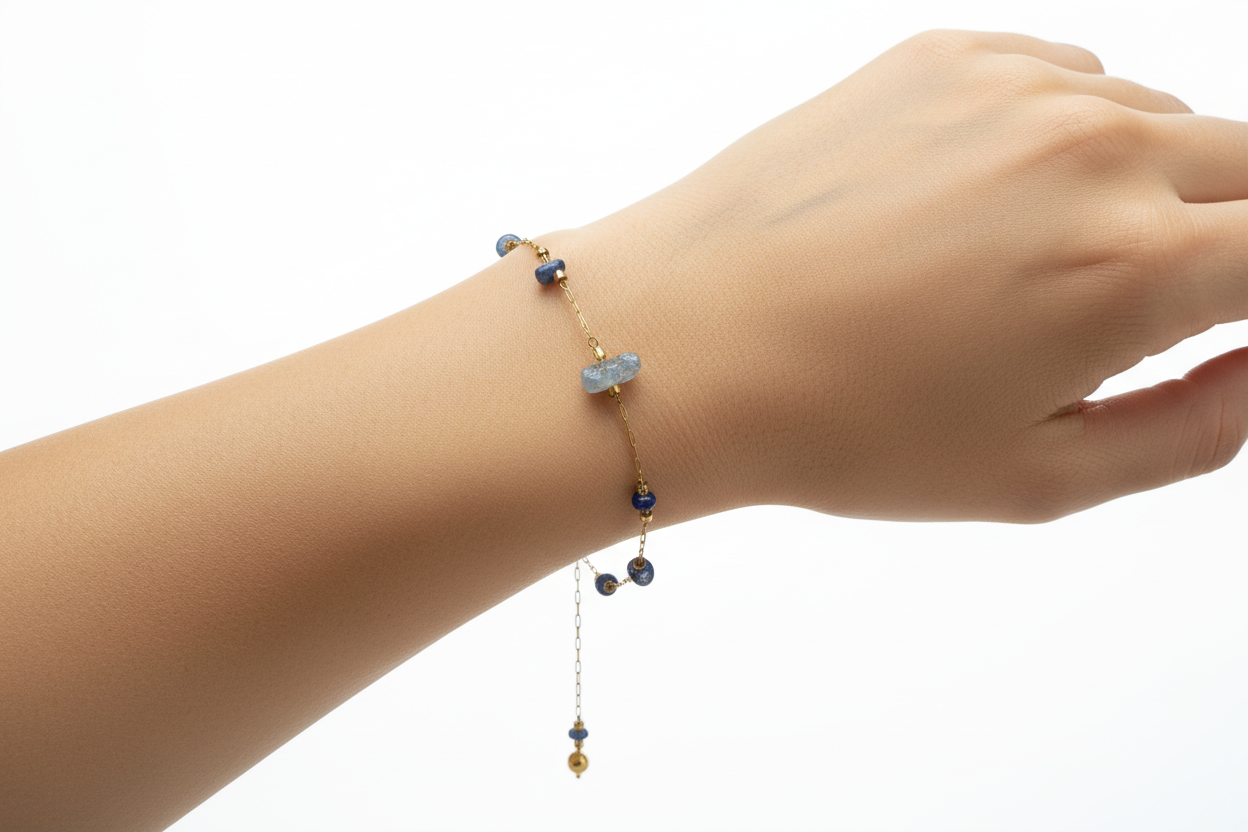 Bracelet cristal bleu et gris sur poignet vue 2