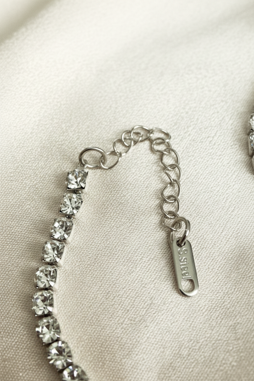 Bracelet cristaux argenté détail fermoir sur satin blanc