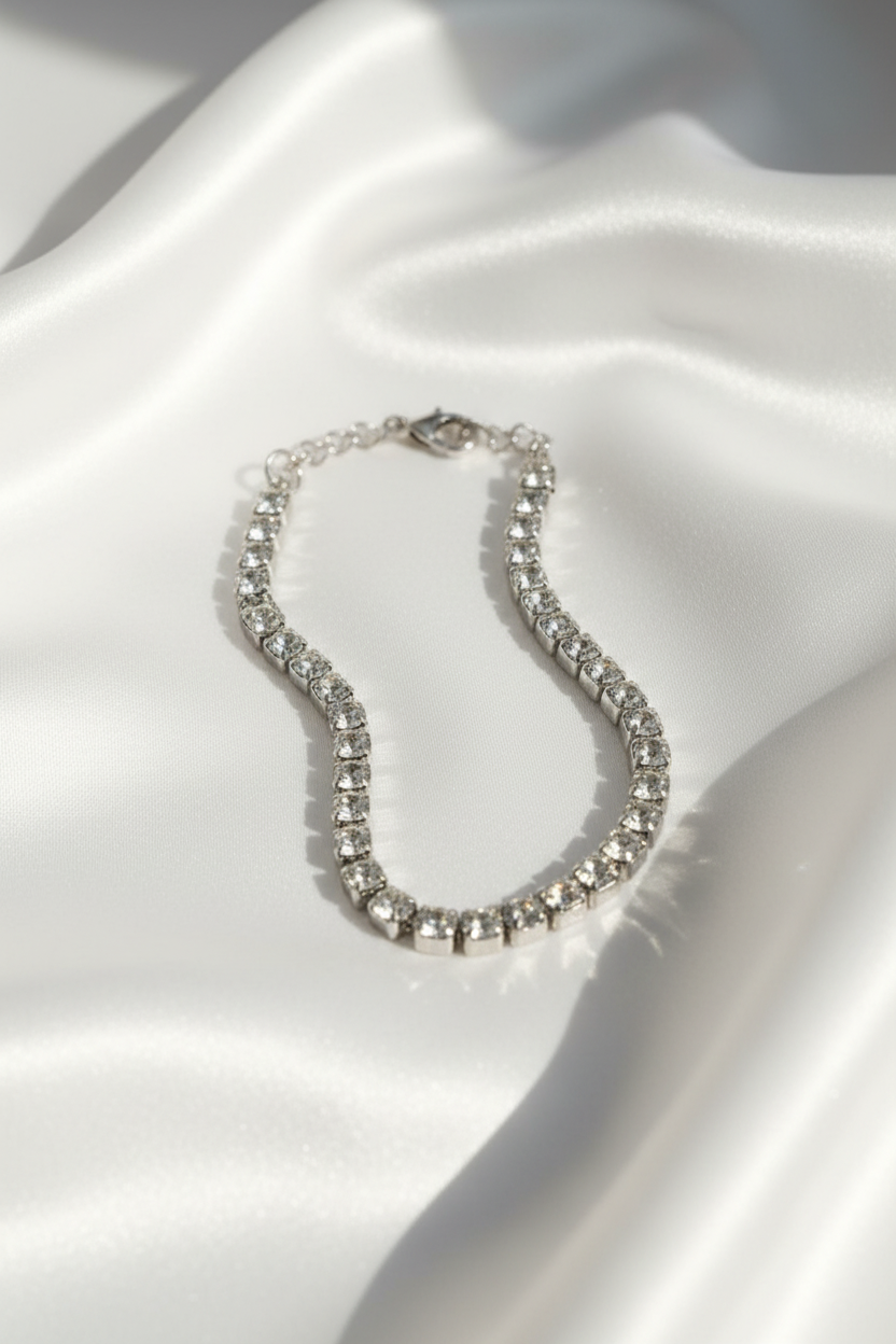 Bracelet cristaux argenté sur satin blanc