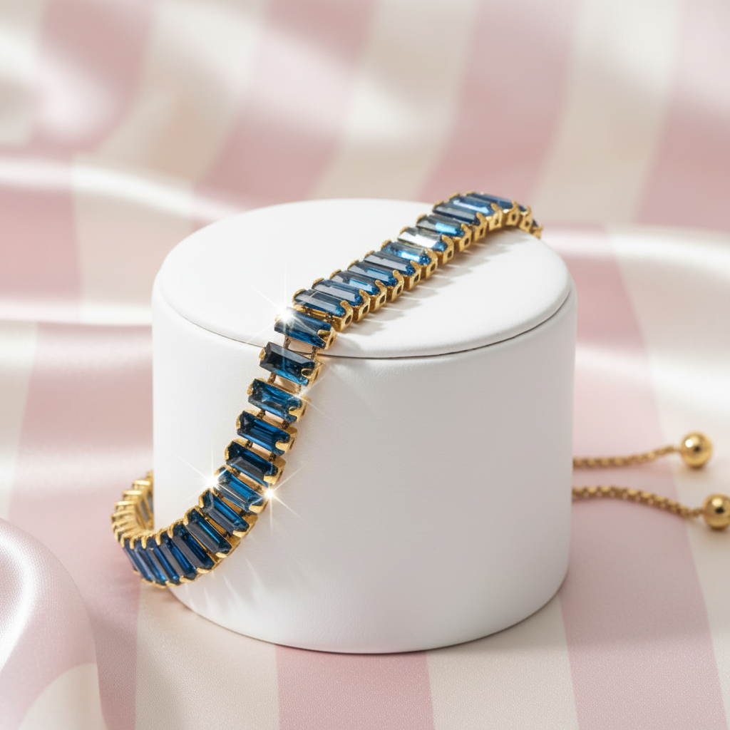 Bracelet cristaux bleus sur présentoir — fond rayures rose poudrée & crème satinée