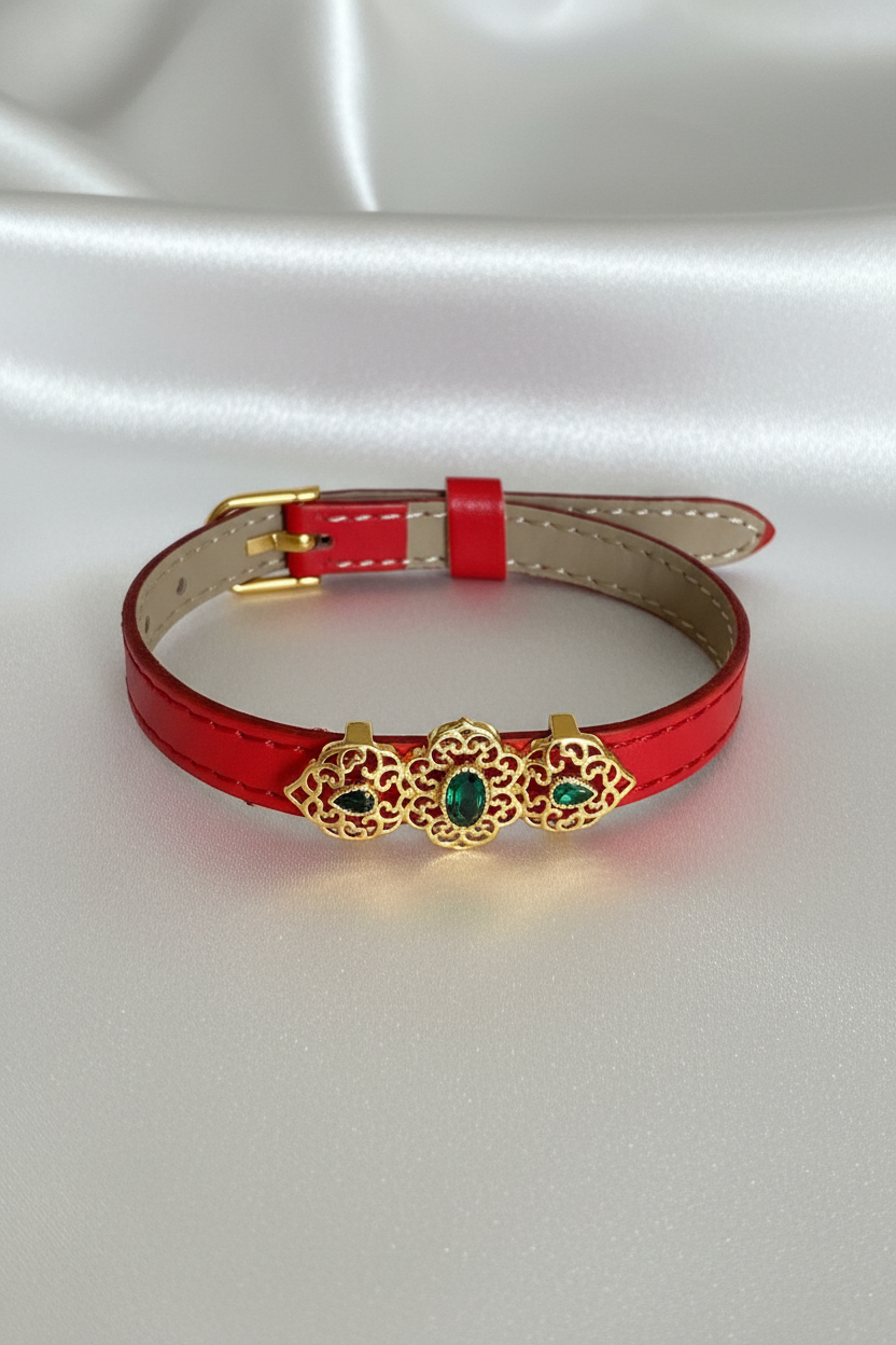 Bracelet cuir rouge & or – fond blanc satiné