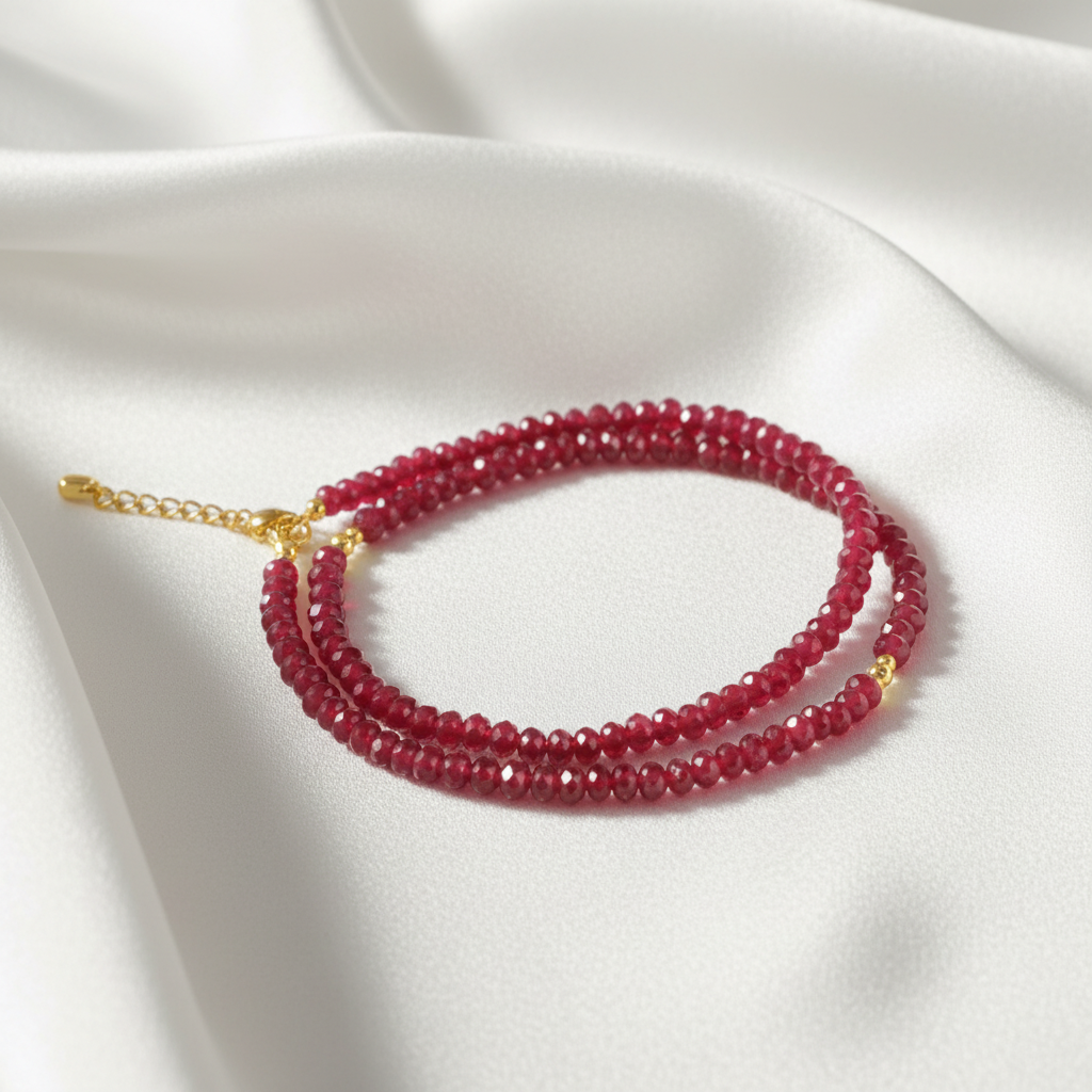 Bracelet en rubis sur soie blanche