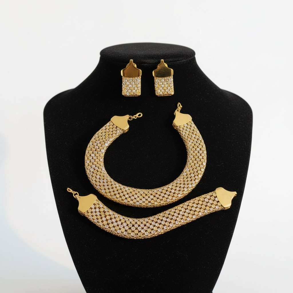 Bracelet et boucles d'oreilles sur fond blanc