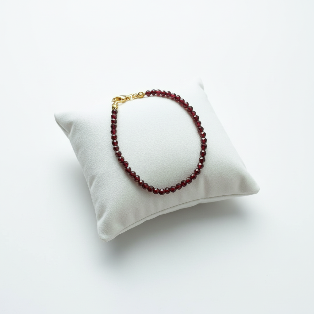Bracelet grenat sur coussin