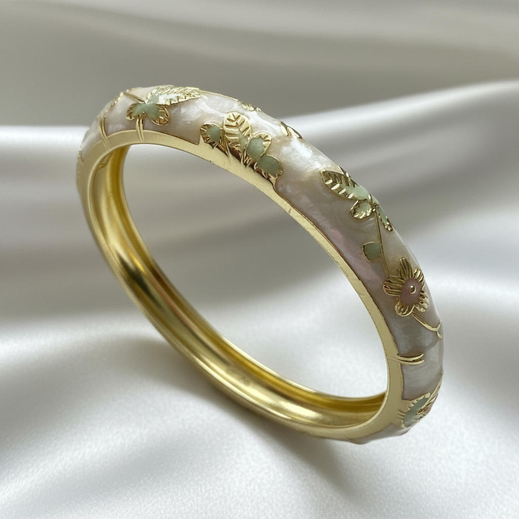 Bracelet jonc gros plan fond blanc satiné