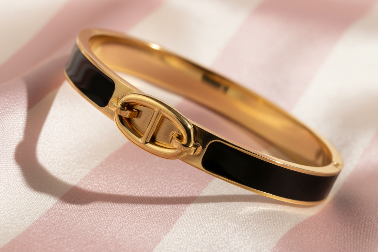 Bracelet jonc noir or vue fermoir fond satiné