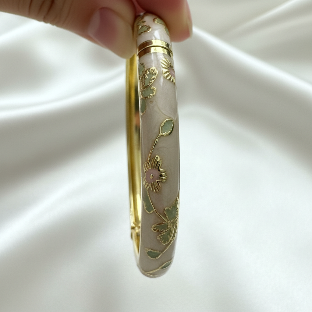 Bracelet jonc profil floral fond blanc satiné