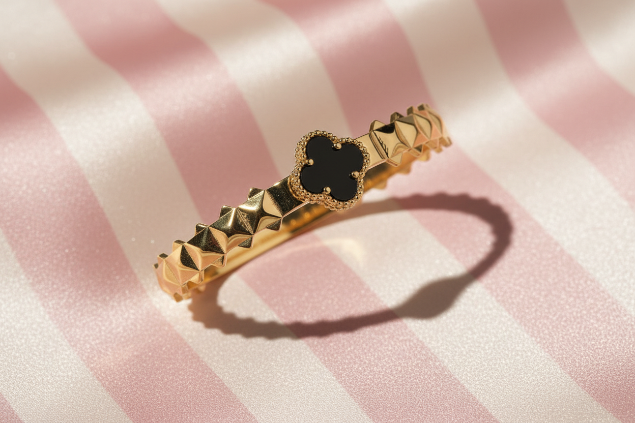 Bracelet jonc trèfle noir vue diagonale fond satiné