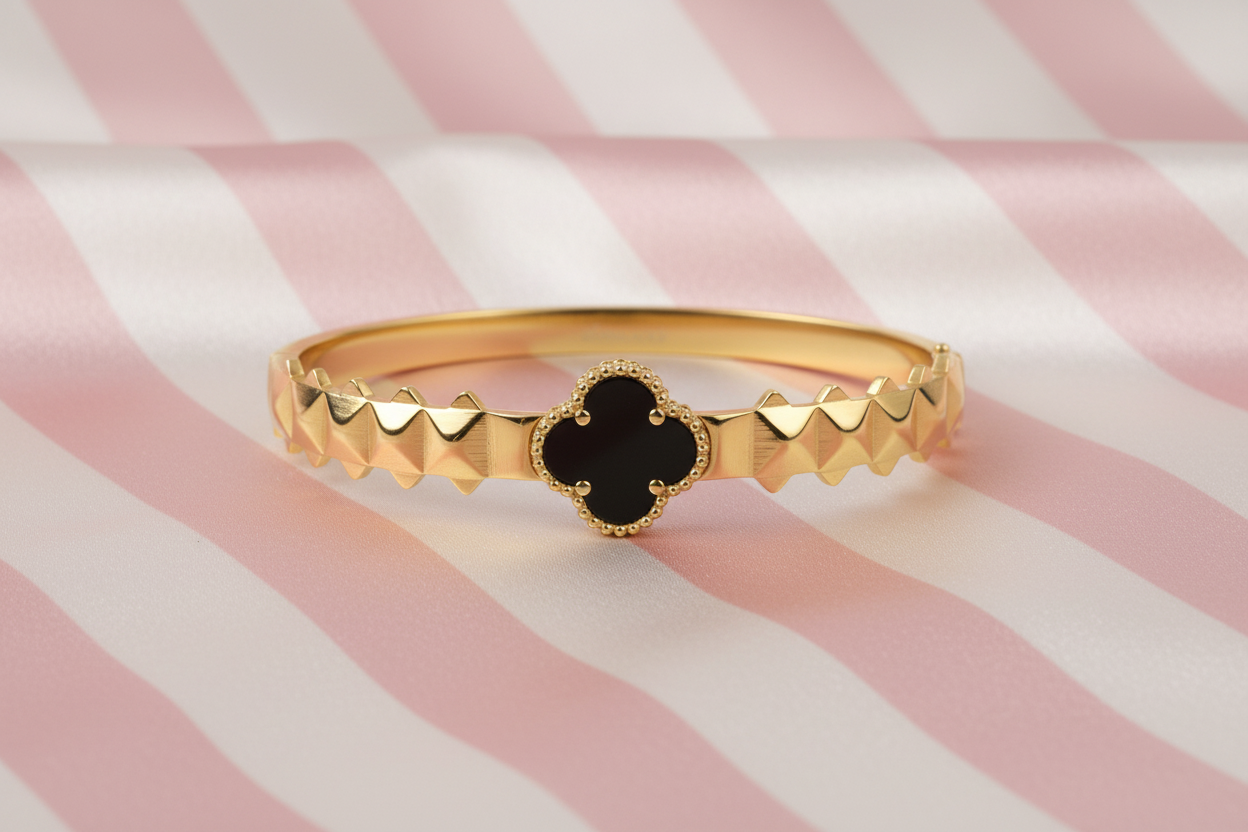 Bracelet jonc trèfle noir vue face fond satiné