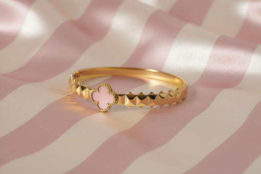 Bracelet jonc trèfle rose vue face fond satiné