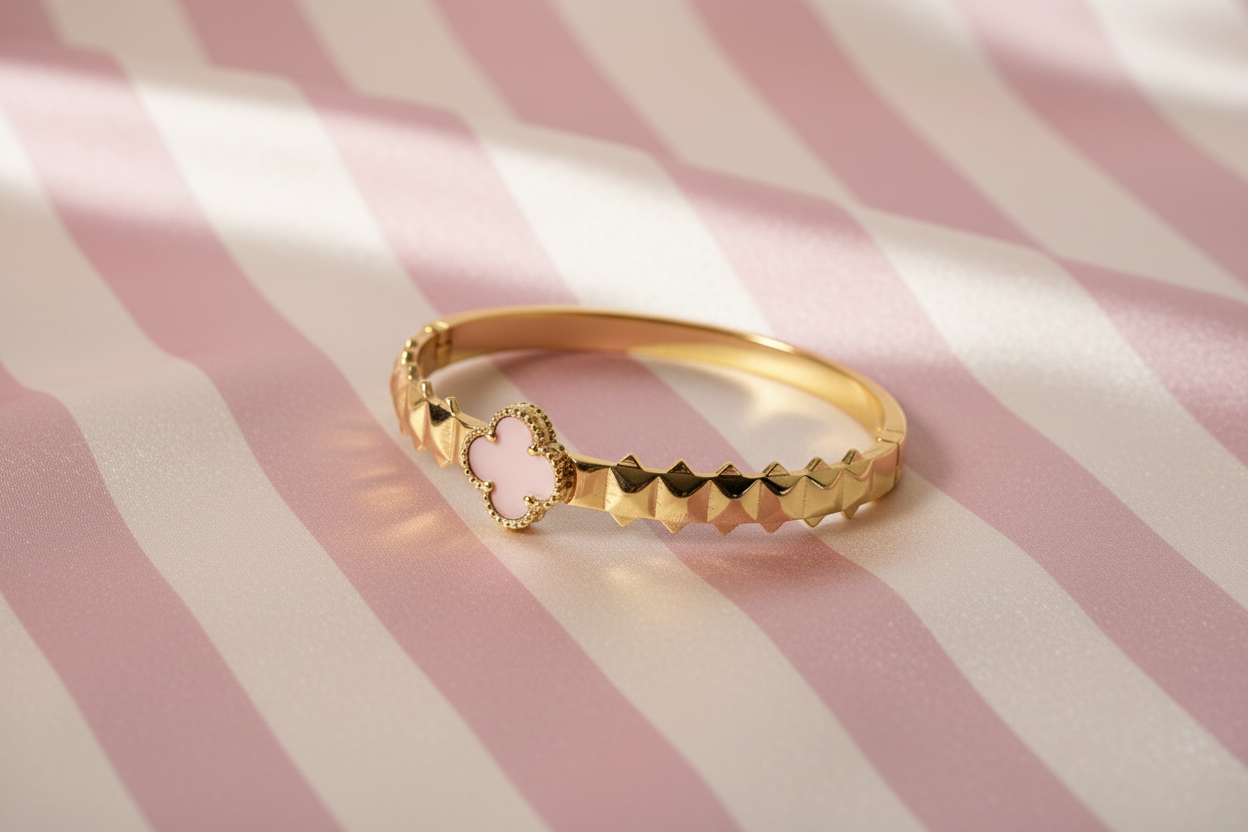 Bracelet jonc trèfle rose vue trois-quarts fond satiné