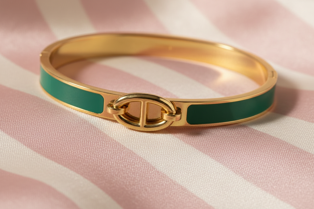 Bracelet jonc vert émeraude vue fermoir fond satiné
