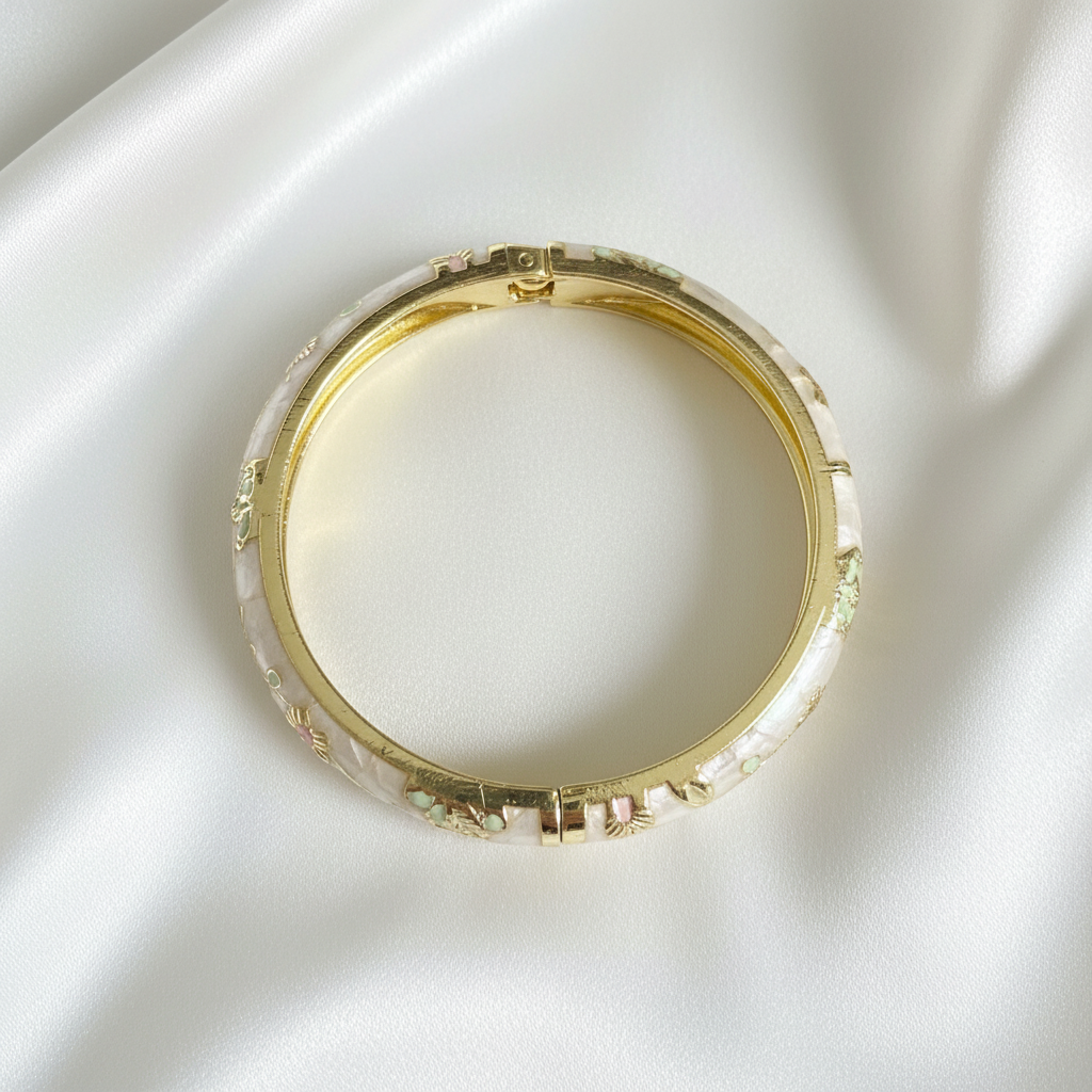 Bracelet jonc vue dessus fond blanc satiné