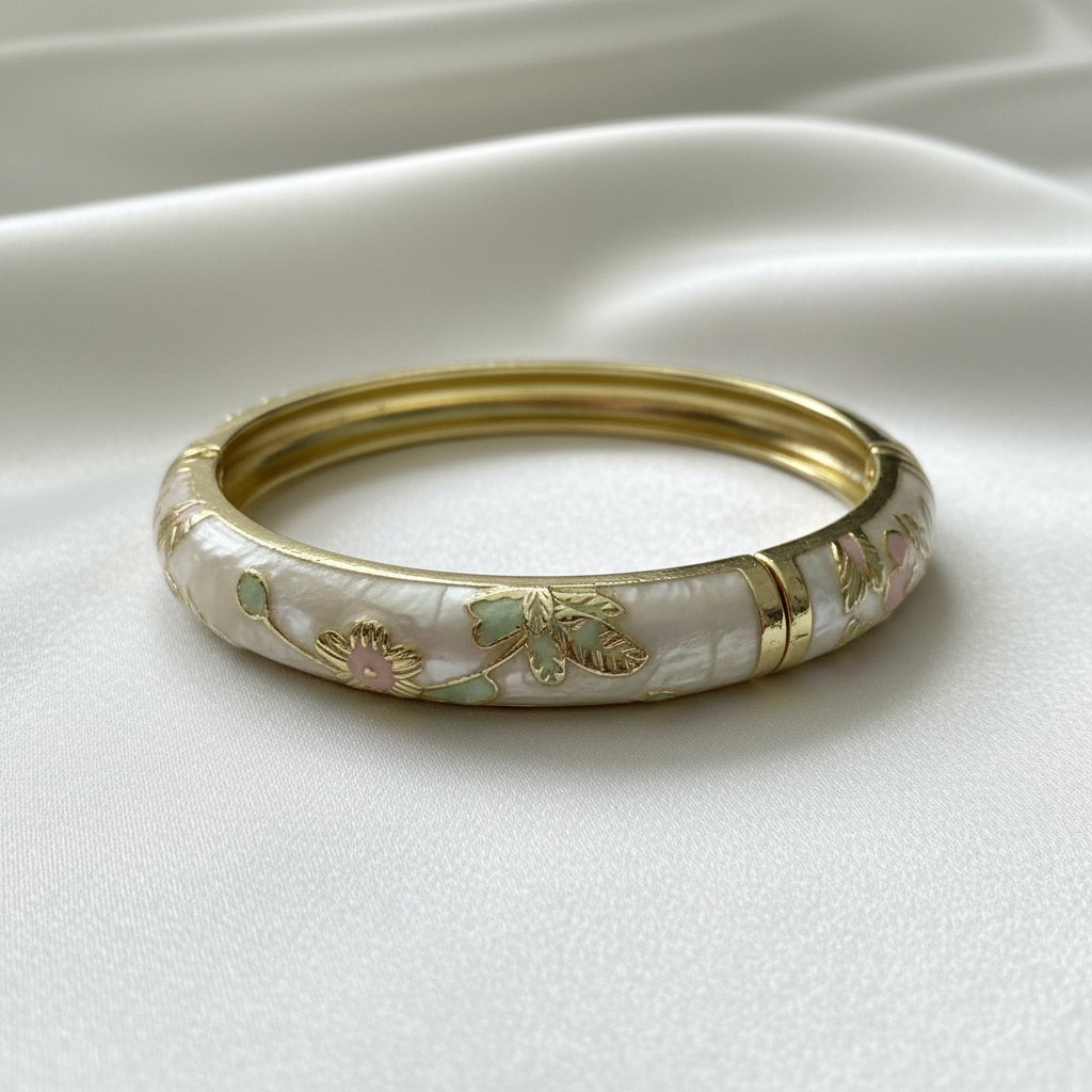 Bracelet jonc vue latérale fond blanc satiné