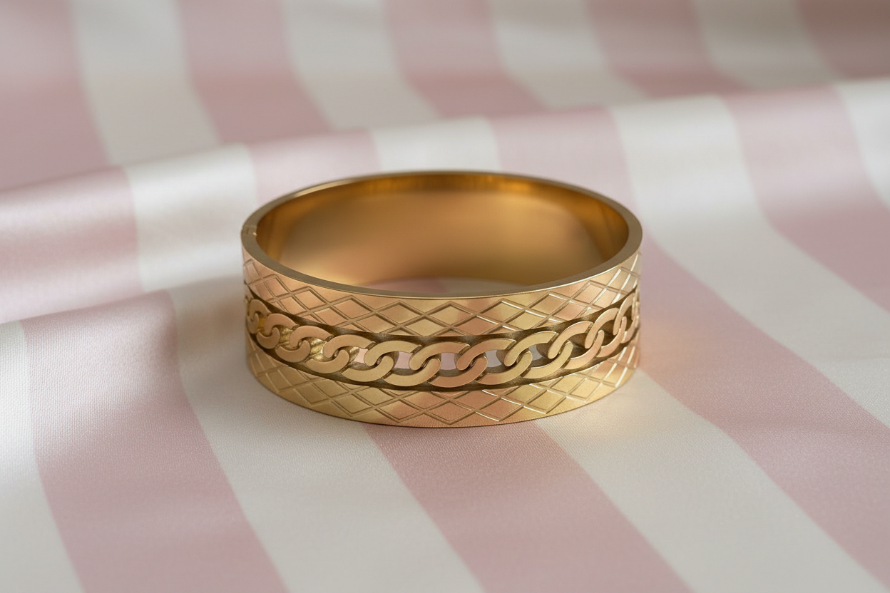 Bracelet large doré tressé vue face fond satiné