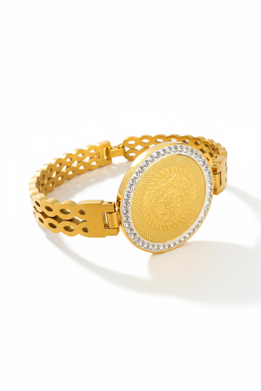 Bracelet médaillon gravé détail fond blanc