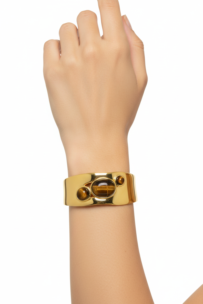 Bracelet manchette œil de tigre sur poignet fond blanc