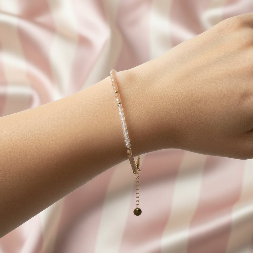 Bracelet moonstone au poignet