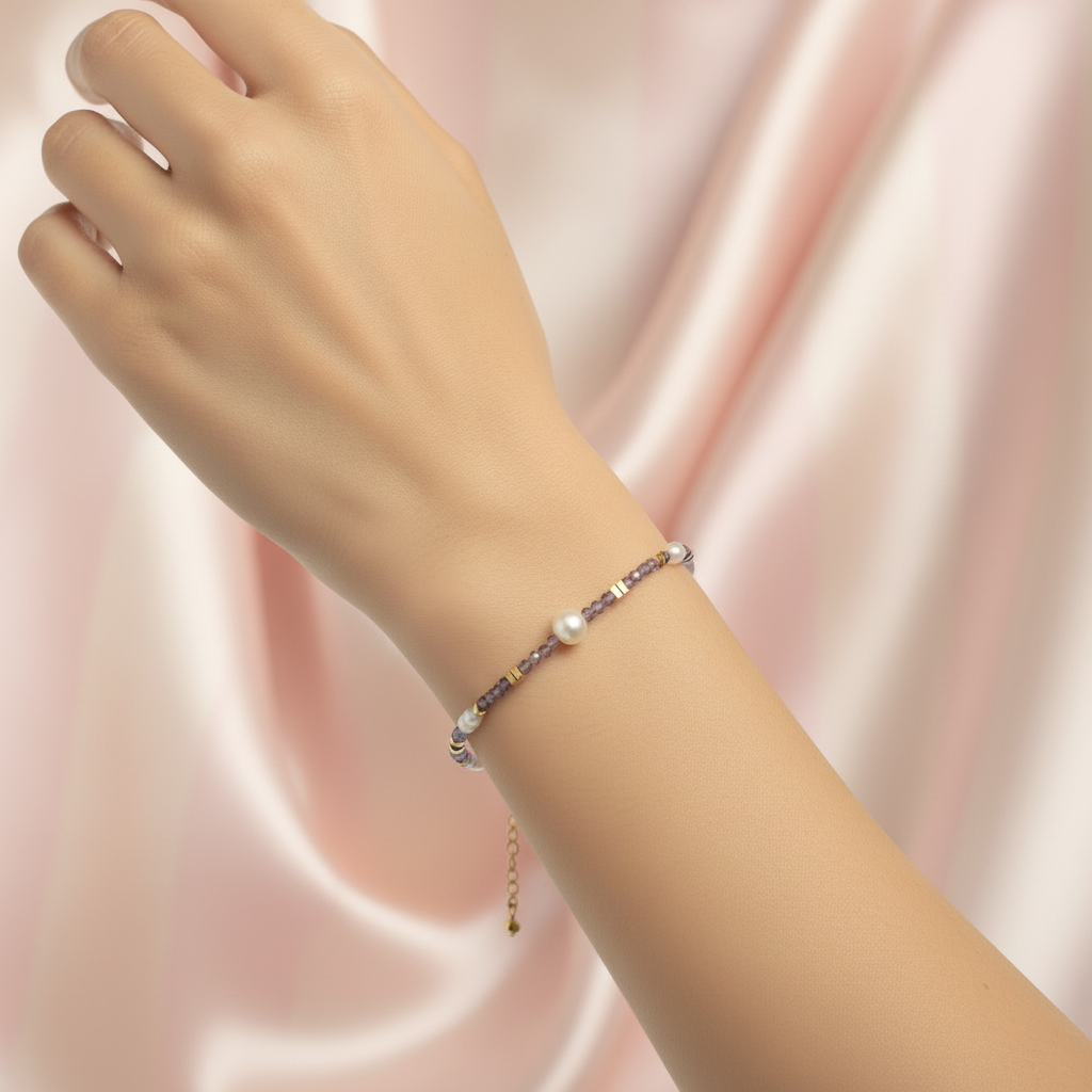 Bracelet perles lavande au poignet