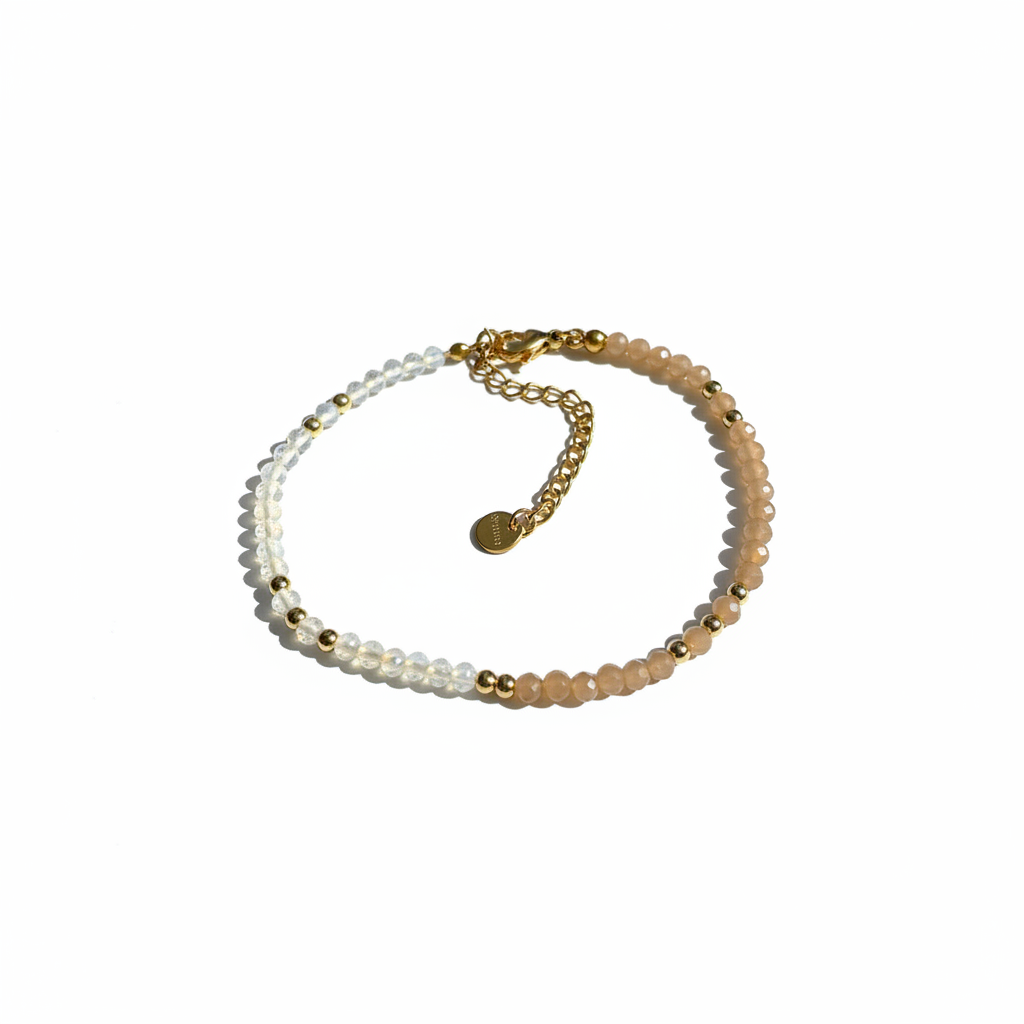 Bracelet perles précieuse pêche/nude vue courbée sur fond blanc
