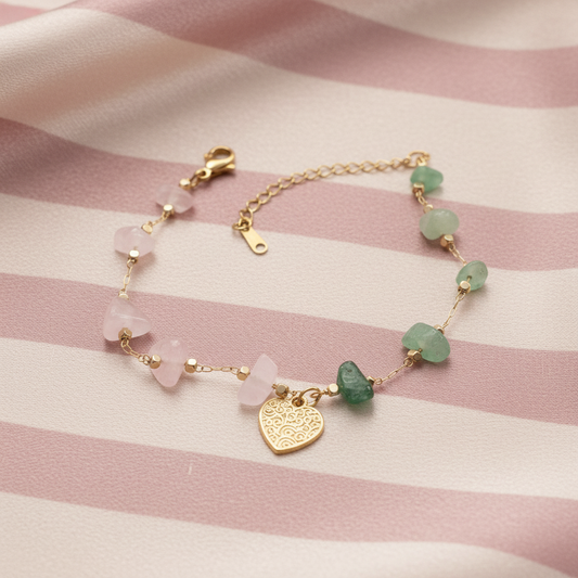 Bracelet pierres roses et vertes cœur - fond rose rayé satiné