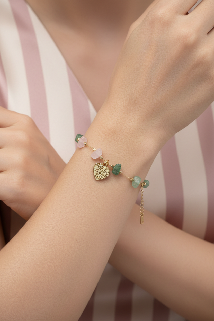 Bracelet quartz rose & aventurine porté - fond rose rayé satiné