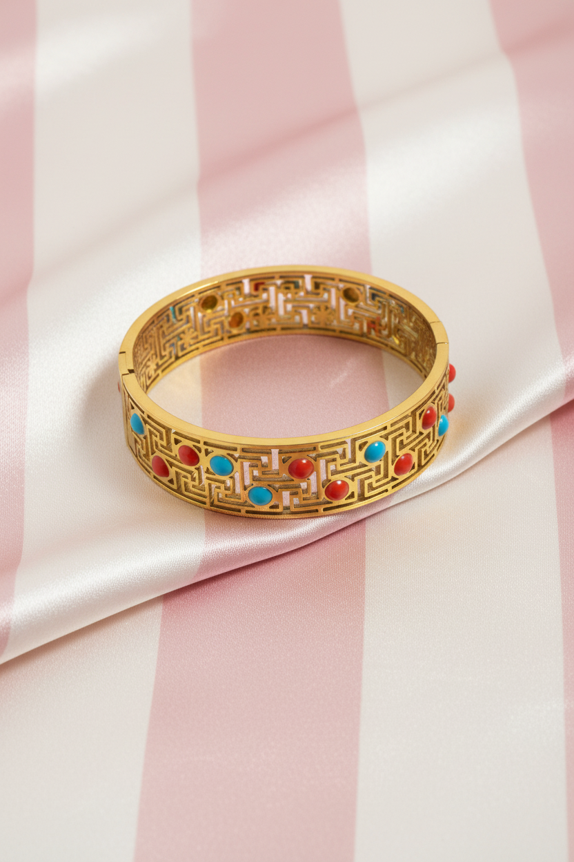 Bracelet sur fond rayé rose poudré et crème