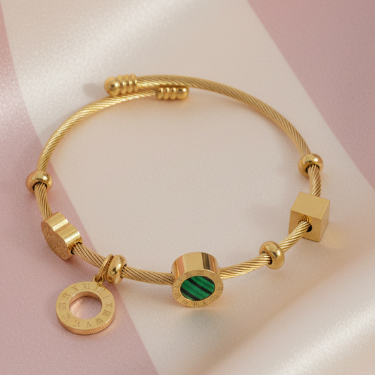Bracelet sur fond rose poudré rayé crème satiné